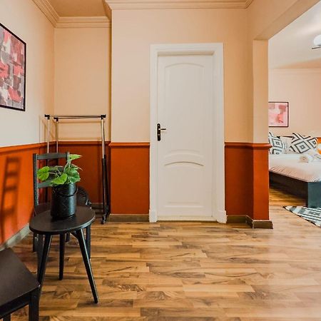 Distinct & Decent 2 Bdr Apt Steps From Nightlife And Airport 开罗 外观 照片