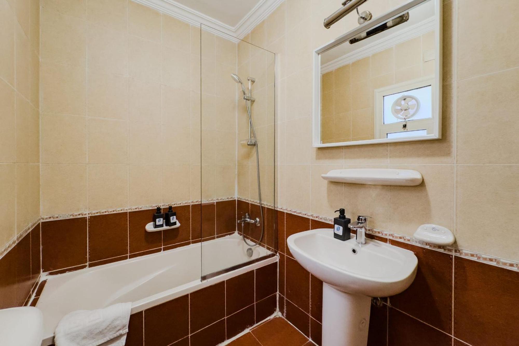 Distinct & Decent 2 Bdr Apt Steps From Nightlife And Airport 开罗 外观 照片