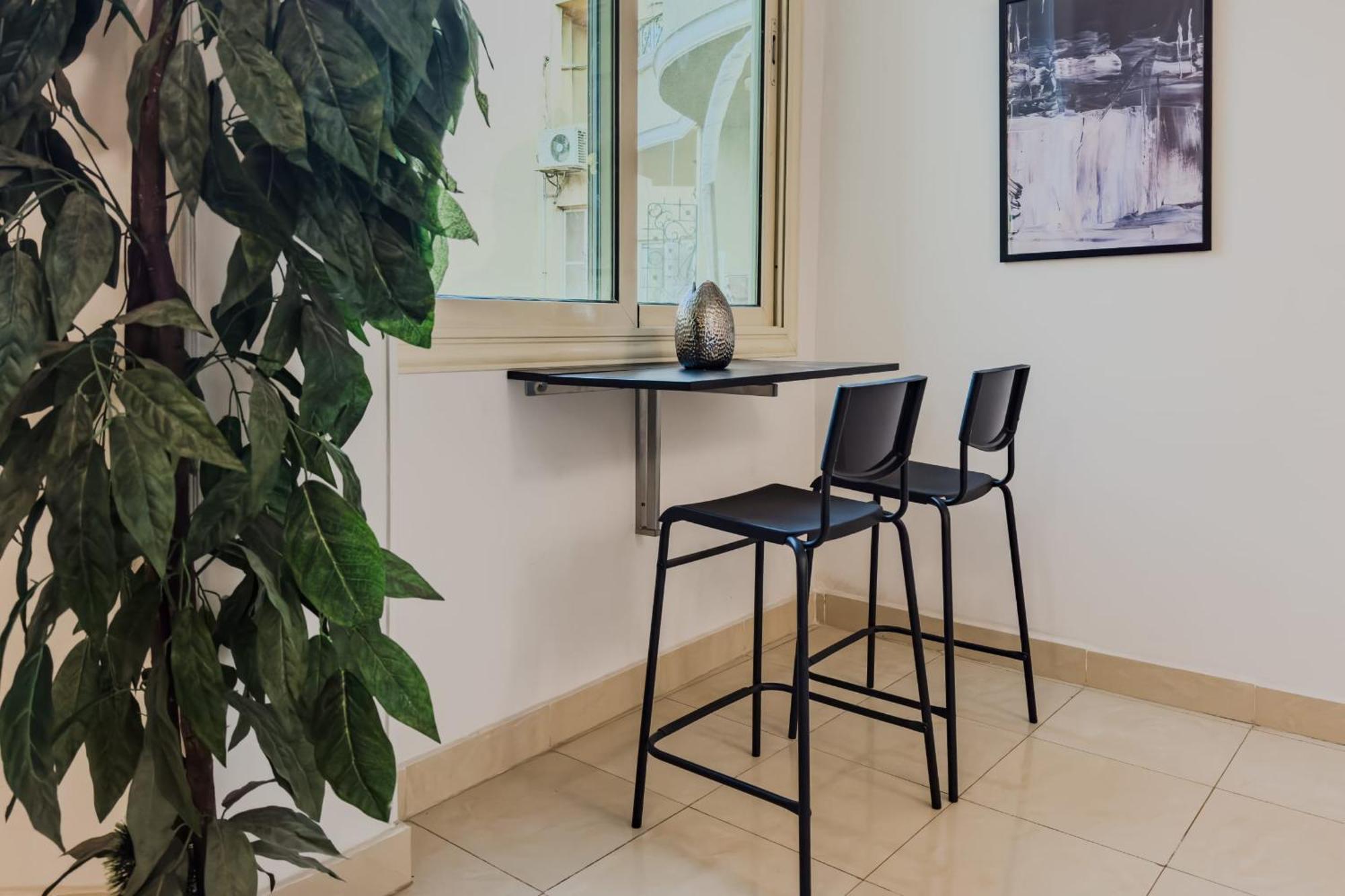 Distinct & Decent 2 Bdr Apt Steps From Nightlife And Airport 开罗 外观 照片